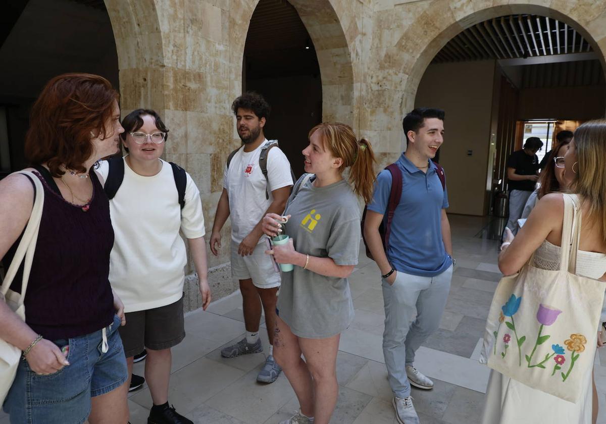 Estudiantes de Estados Unidos, este martes, en un descanso entre clases.
