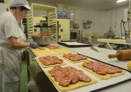 Confitería salmantina realizando hornazos.