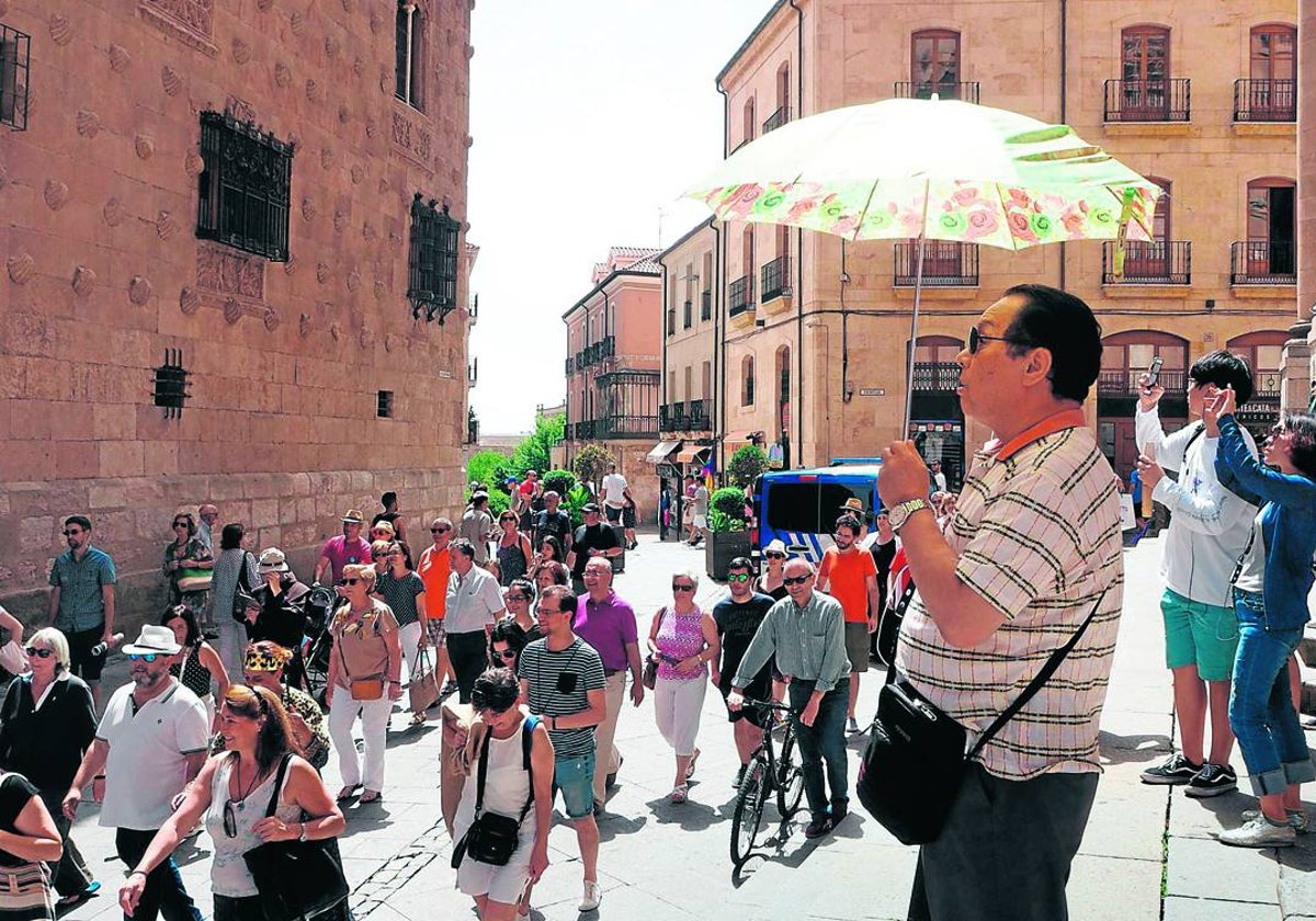 Turistas buscan la manera de refugiarse del calor.