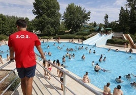 Usuarios en la piscina de La Aldehuela.