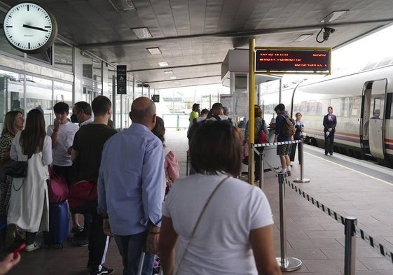 El andén de la estación de trenes de Vialia.