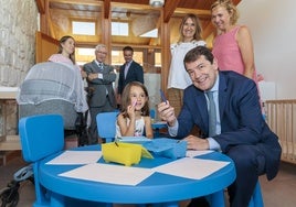 El presidente de la Junta, Alfonso Fernández Mañueco, en la inauguración de un centro infantil.