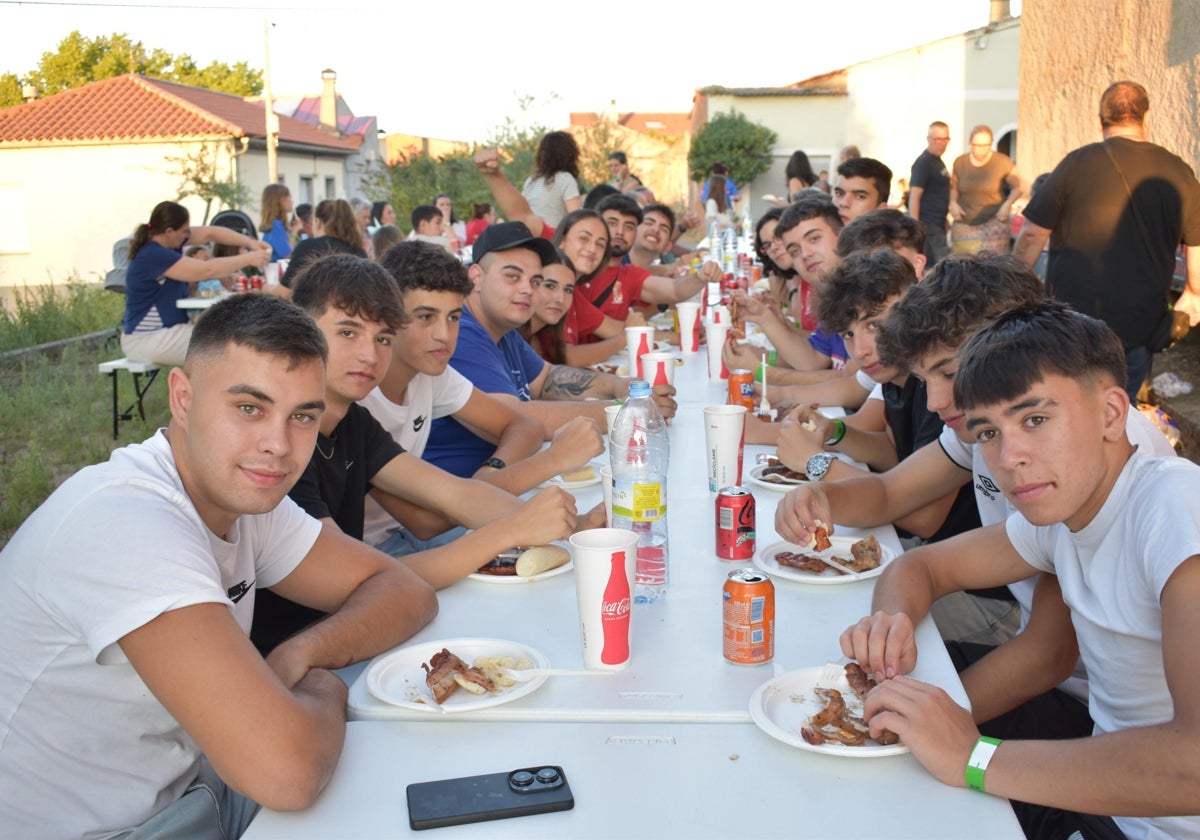 Torresmenudas abre las fiestas de la juventud con una gran cena