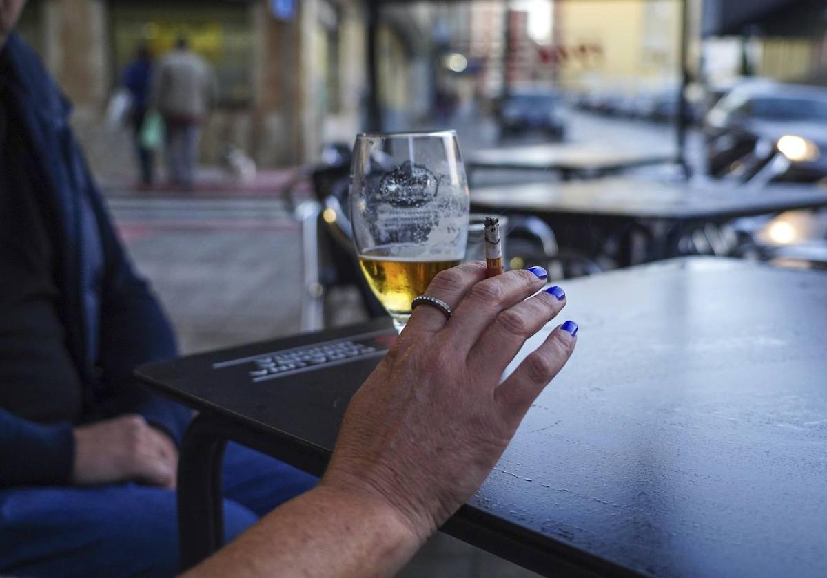 Una mujer fuma en una terraza del centro de Salamanca.