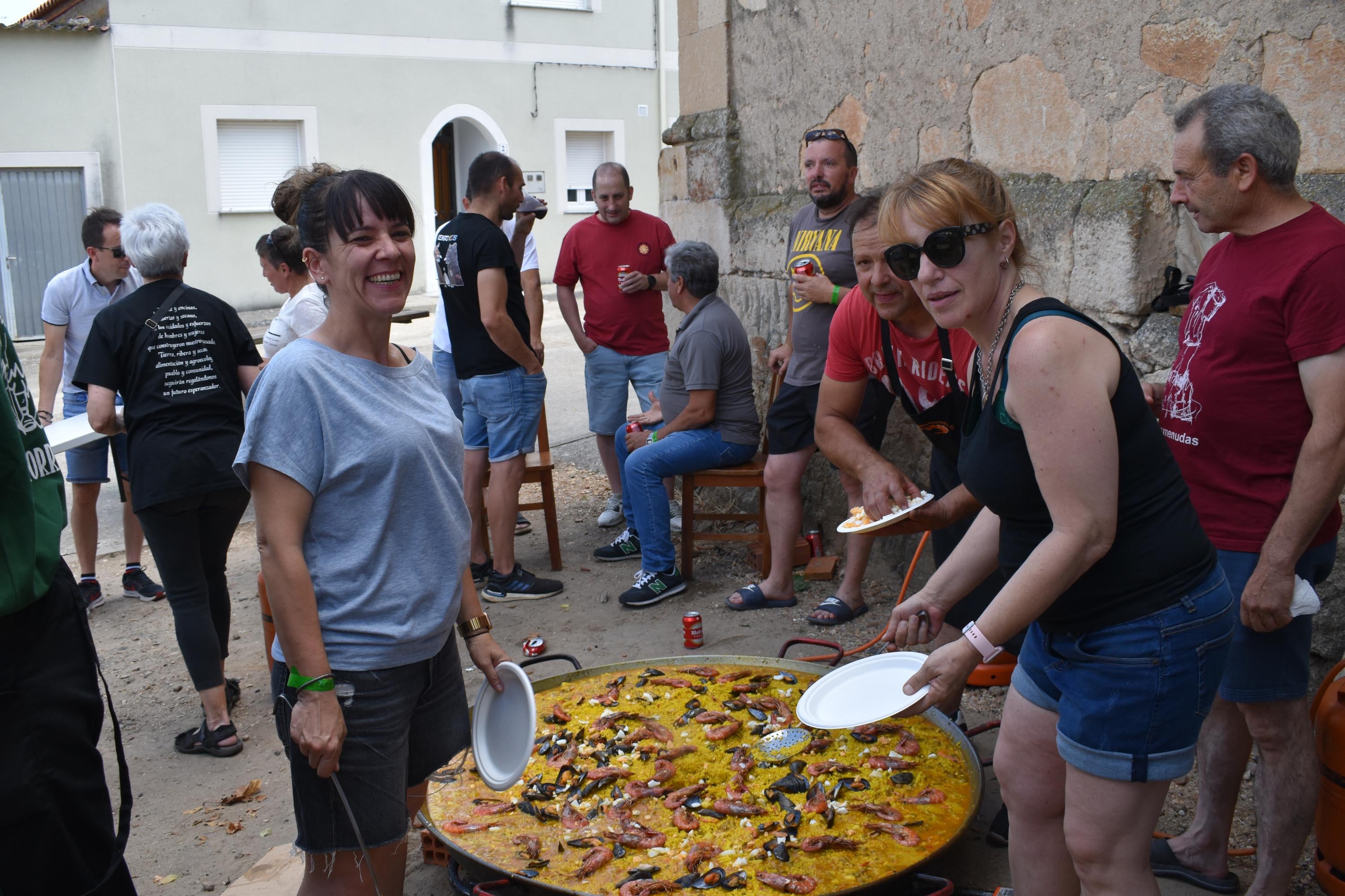 Al rico sabor de la paella en las fiestas de Torresmenudas