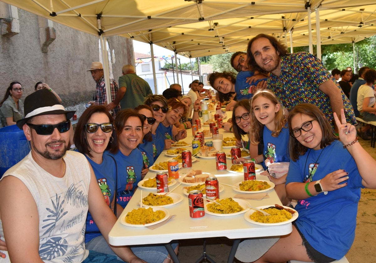 Al rico sabor de la paella en las fiestas de Torresmenudas