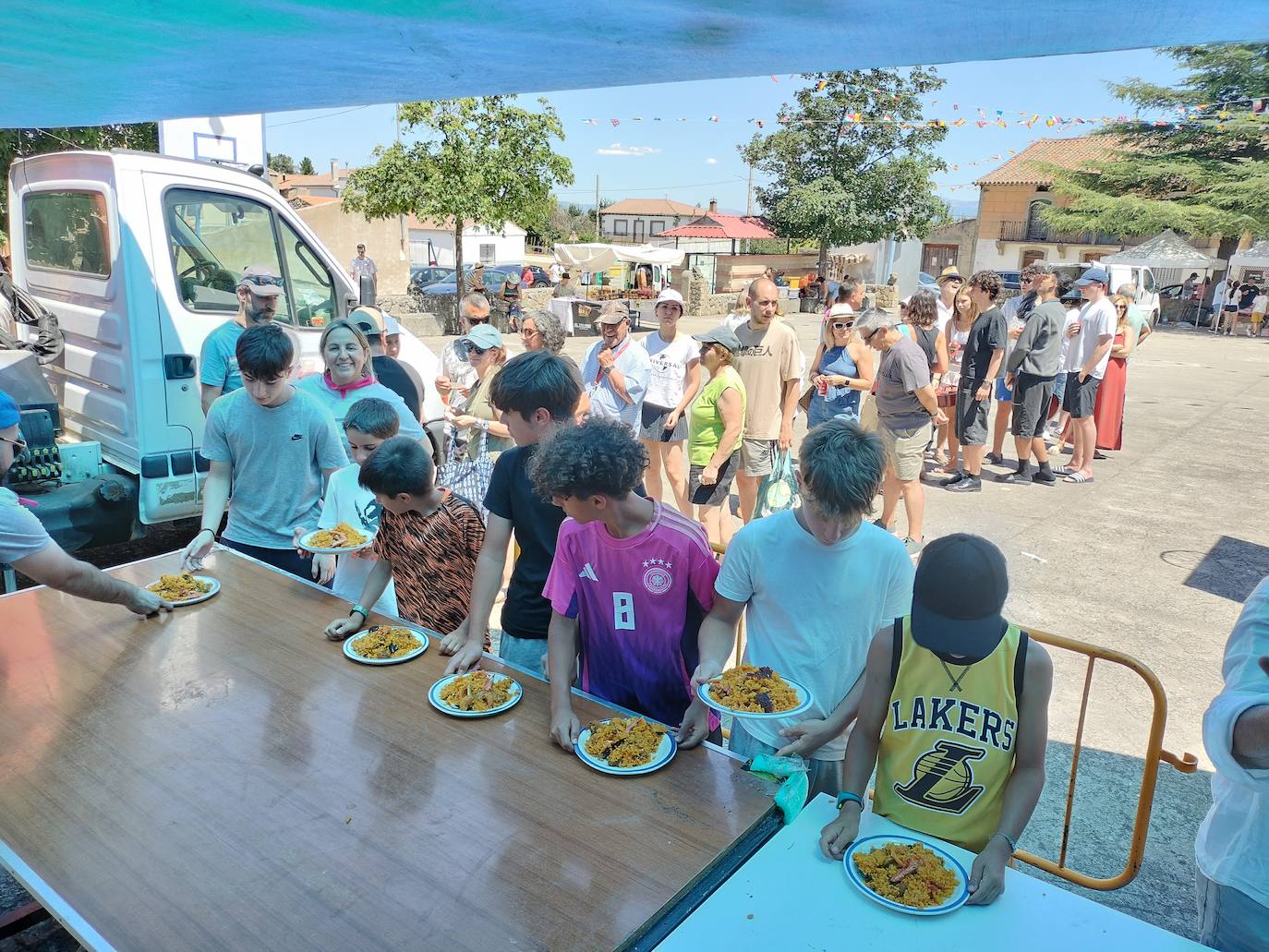 Los vecinos mantienen vivo el espíritu festivo en El Tejado