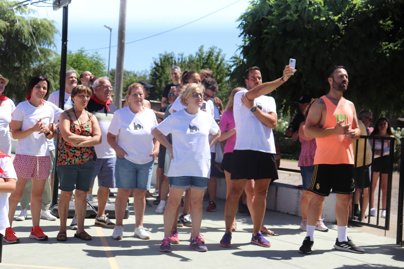 Valverde de Valdelacasa inicia sus fiestas a ritmo de pregón y encierro