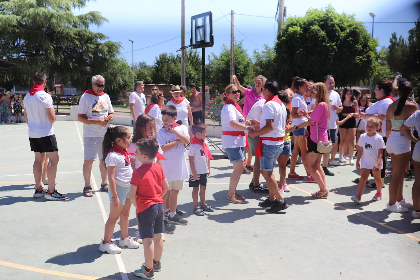 Valverde de Valdelacasa inicia sus fiestas a ritmo de pregón y encierro