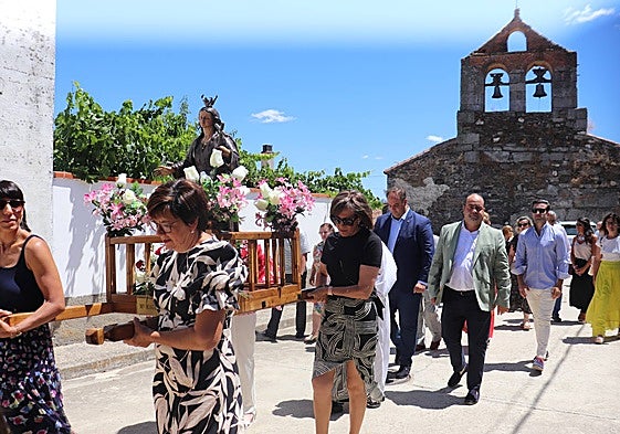 Imagen de la salida en procesión con la imagen de Santa María Magdalena