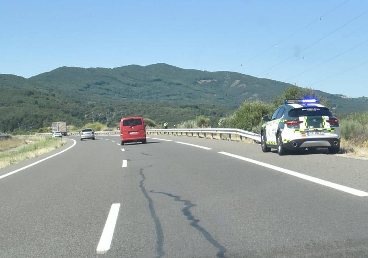 Un coche de la Guardia Civil en el lugar del accidente .