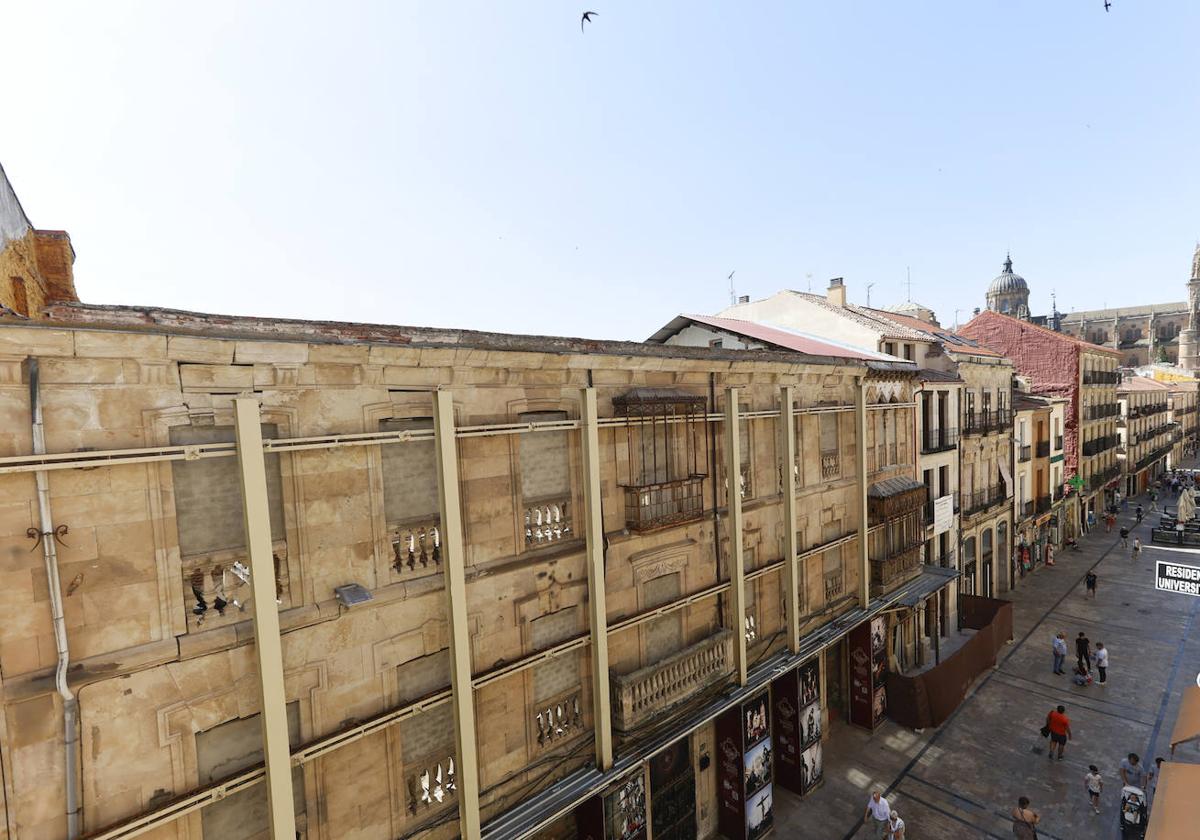 Imagen panorámica de la céntrica calle de la Rúa, que cuenta con varios solares sin construir durante años.