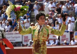 Marco Pérez, con las dos orejas de su cuarto novillo, está mañana en Mont de Marsan.