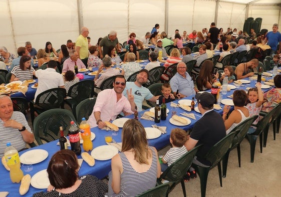 Los vecinos disfrutaron de la comida en la carpa municipal