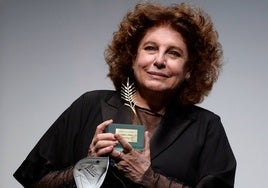 Charo López recibiendo la Espiga de Honor del Festival de Cine de Valladolid.