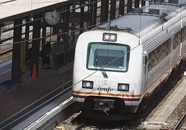 Un tren aparcado en la estación de Salamanca.