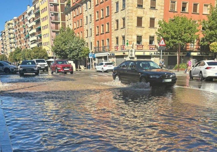 Agua acumulada en el paseo de la Estación