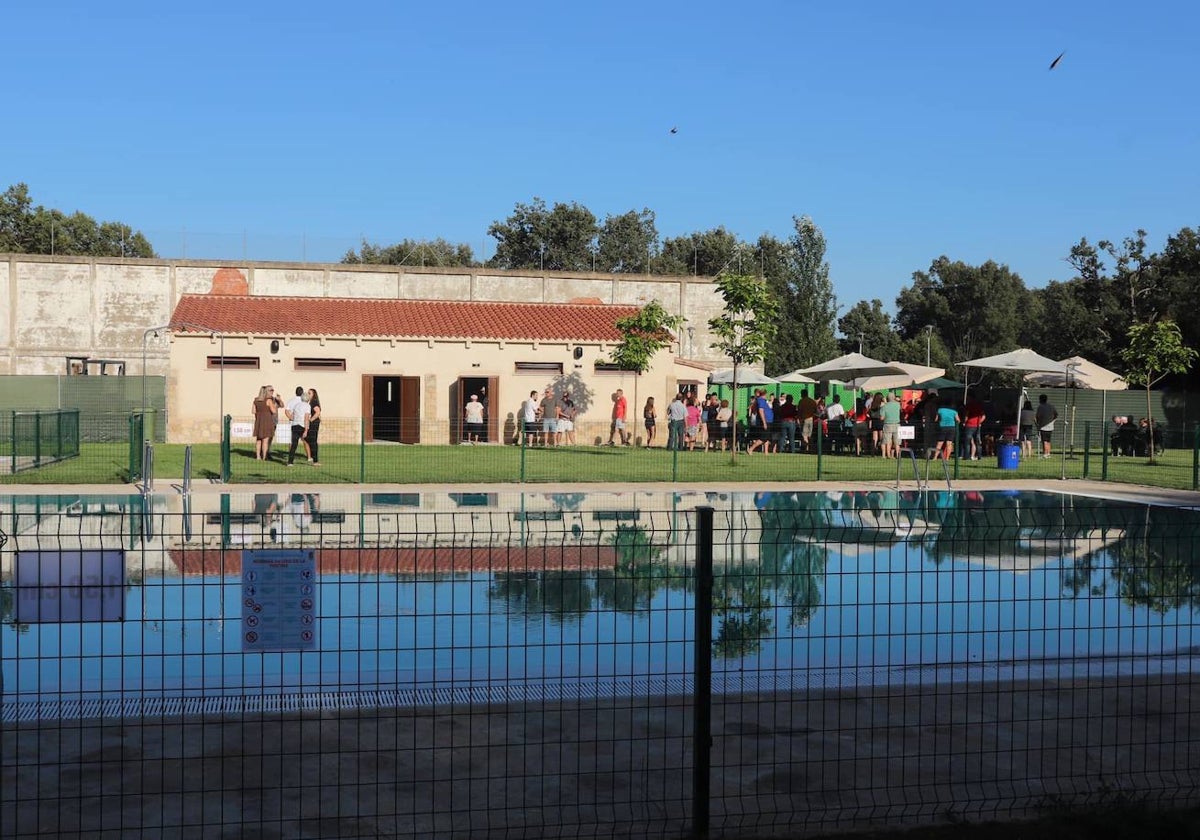 Los vecinos visitando las nuevas piscinas municipales de El Cabaco