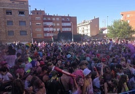 Numerosos jóvenes celebran el chupinazo en Santa Marta.