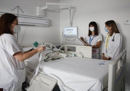 Imagen de una cama del Hospital de Salamanca, con un brazo extensible -en el cabecero- sobre el que se sostiene el televisor.