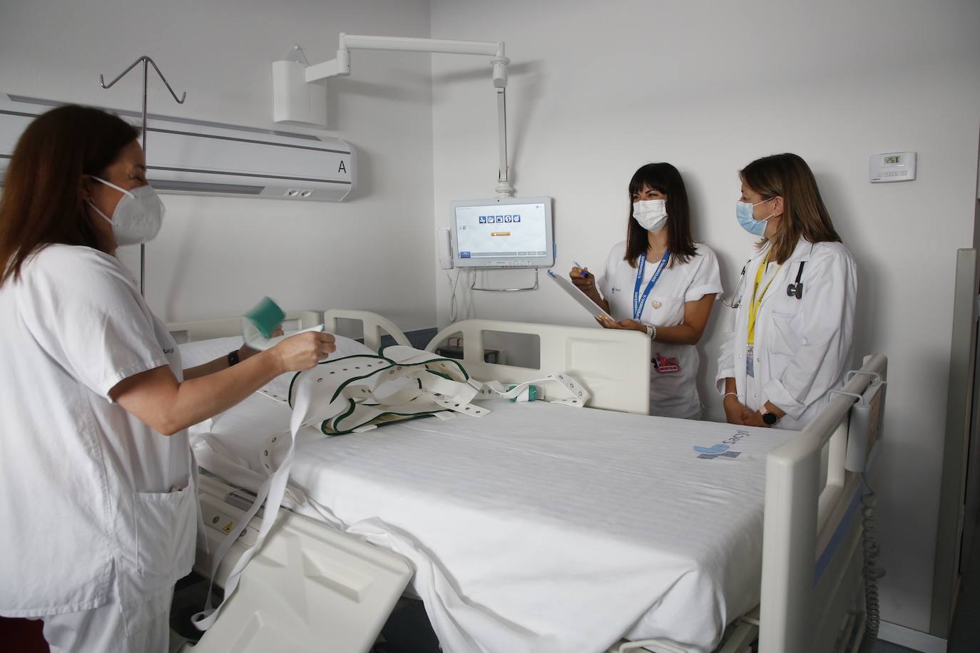 Imagen de una cama del Hospital de Salamanca, con un brazo extensible -en el cabecero- sobre el que se sostiene el televisor.