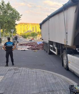 Imagen secundaria 2 - La apertura de la puerta de un camión deja trozos de carne en la calle Astorga