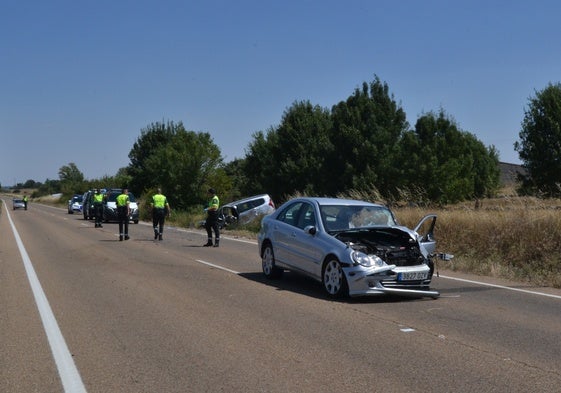 Agentes de la Guardia Civil en el lugar de los hechos en la CL-517