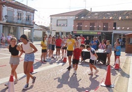 Prueba con esponjas de agua en la yincana popular celebrada ayer en Santiago