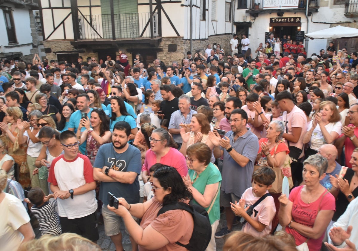 Una pedida de mano sorprende en el pregón de este pueblo salmantino