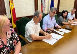 Maite Crego, José Ramón Santamaría, Luis Francisco Martín, Adriana López y Francisco Tejeda, esta mañana en el momento de la firma del convenio entre Cruz Roja y el Ayuntamiento.