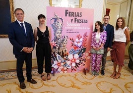 Autoridades municipales junto al cartel de Ferias y Fiestas de septiembre elaborado por Paloma Pájaro