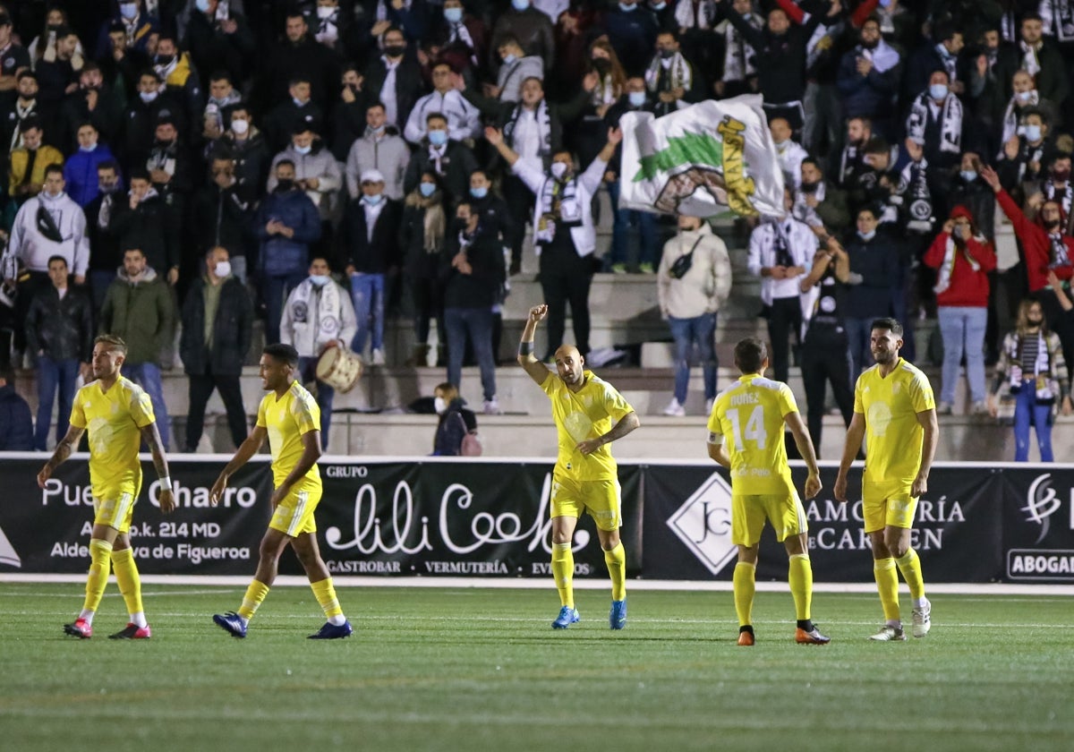 Gorka Santamaría celebra un gol en el Reina Sofía con el CD Badajoz.