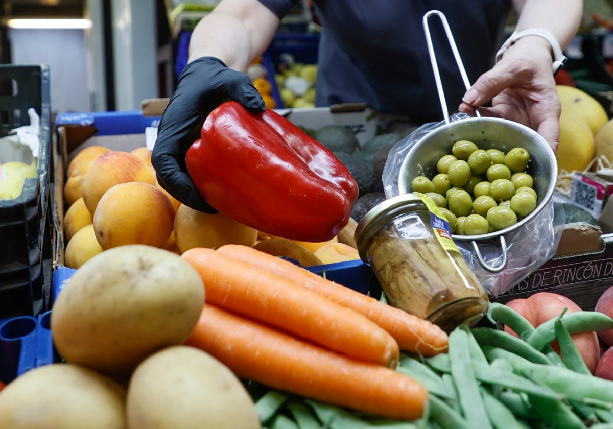 La frutera Nati Rodríguez con ingredientes para una ensaladilla.