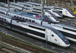 Trenes de alta velocidad en un depósito cerca de la capital Francesa