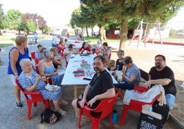 Participantes en el taller de tejer 'Al Fresco' en Palaciosrubios.