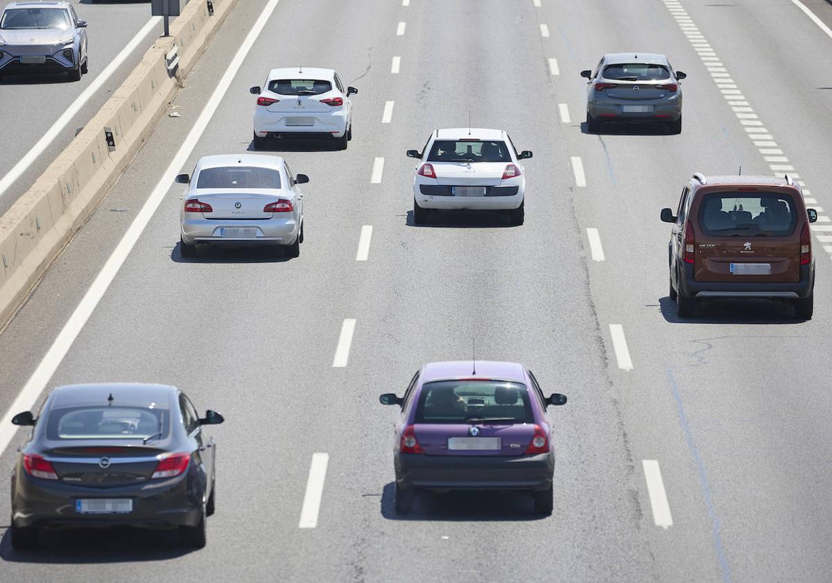 Varios vehículos en la autovía A4, en Madrid.