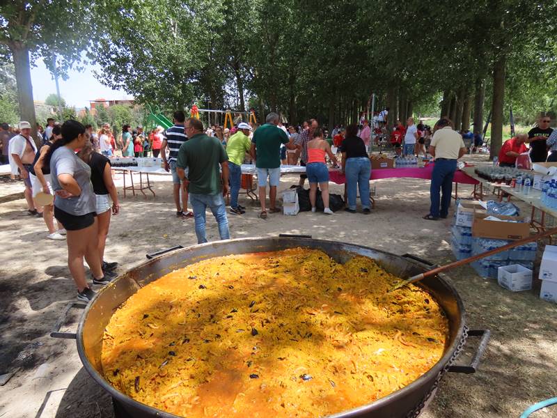 Santiago pone fin a sus fiestas con paella para todos