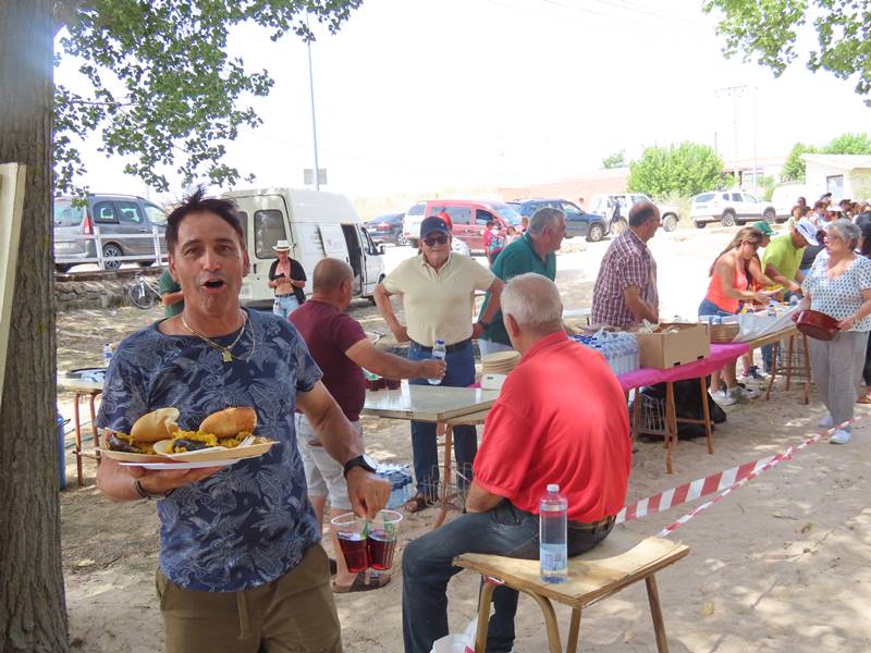 Santiago pone fin a sus fiestas con paella para todos