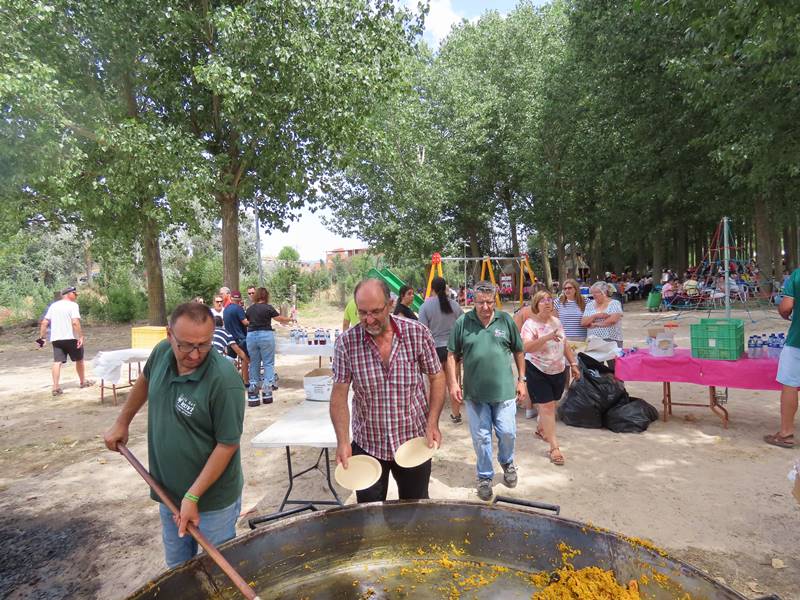 Santiago pone fin a sus fiestas con paella para todos