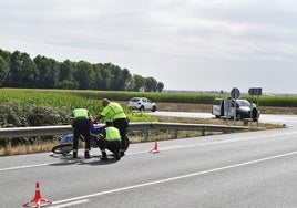 Agentes de la Guardia Civil revisan la motocicleta que conducía la última víctima.