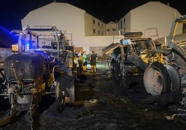 Así han quedado los tractores afectados por el incendio.