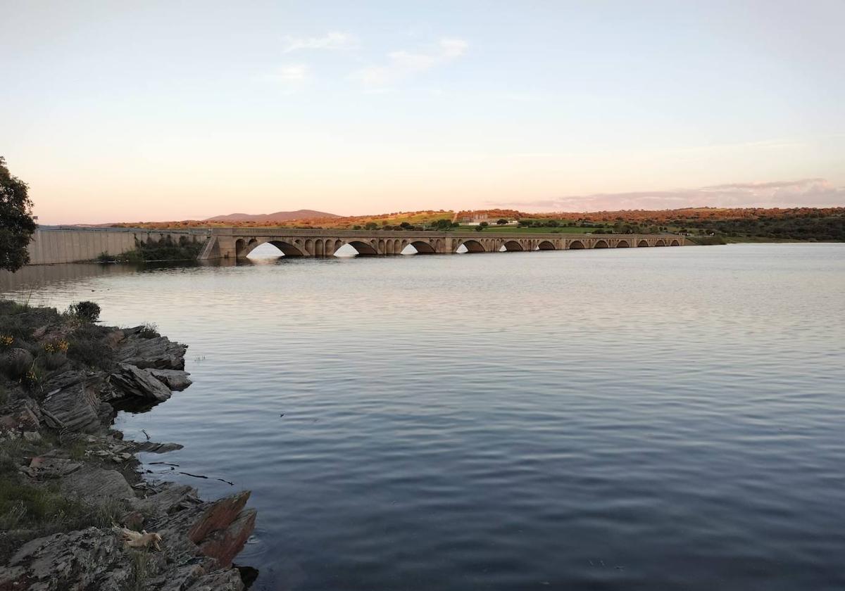 Embalse de Santa Teresa con la imagen del puente de Guijuelo a Cespedosa.