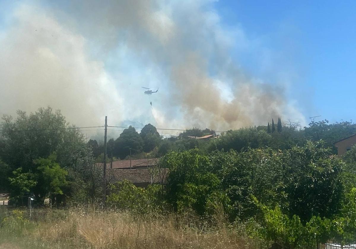 Un avión contraincendios en las labores de extinción del incendio