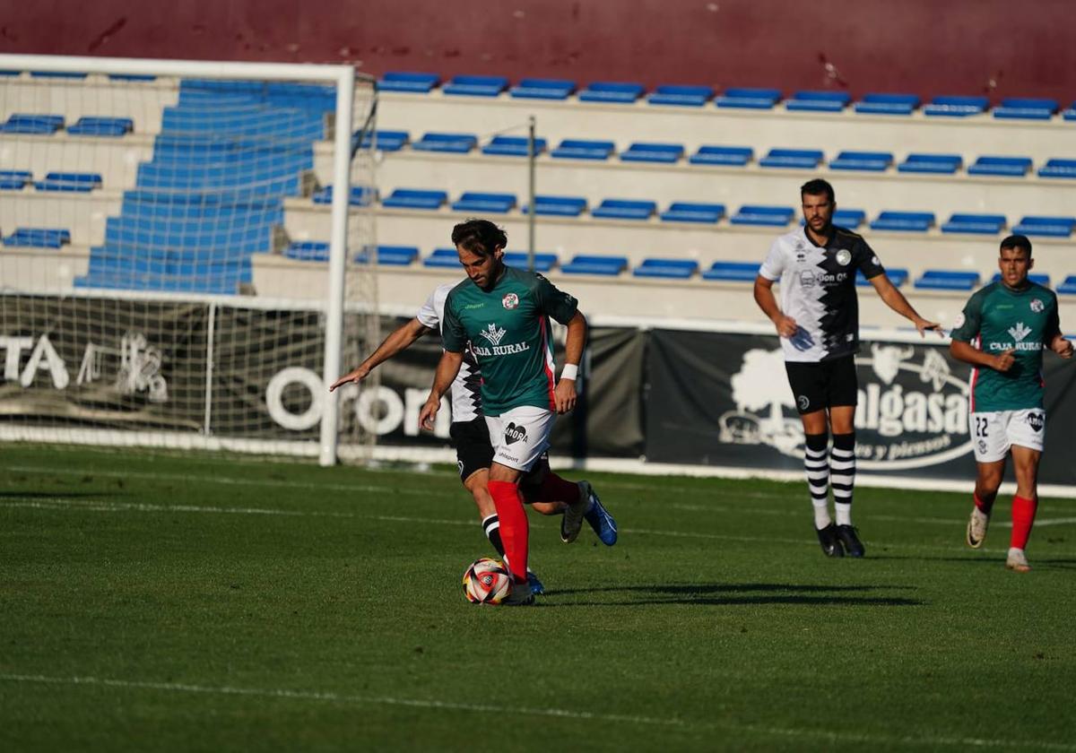 Mancebo conduce el cuero ante la mirada de De la Nava.