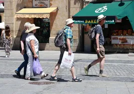 Turistas pasean por la calles de Salamanca pese al calor.