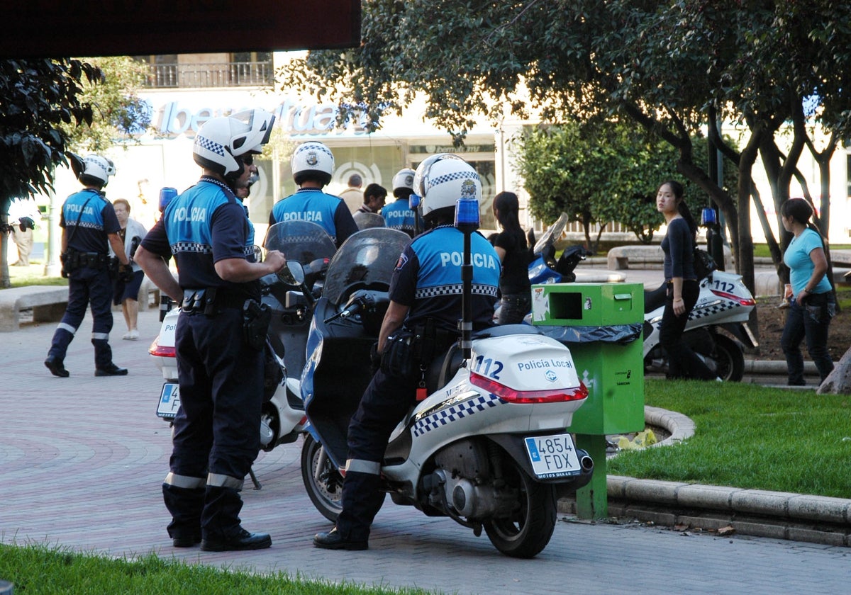 Policía Local con motivo de otra intervención en la plaza Julián Sánchez 'el Charro'.