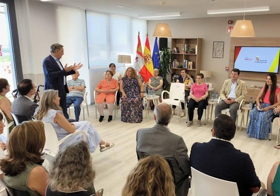 El alcade, Carlos García Carbayo, y el presidente de la Junta, Alfonso Fernández Mañueco, en la residencia San Juan de Sahagún esta mañana.