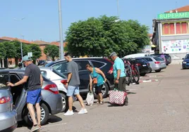 Los veraneantes hacen sus compras en un ajetreado Fuentes de Oñoro