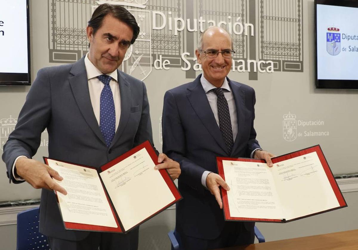 El consejero de Medio Ambiente, Juan Carlos Suárez Quiñones, y el presidente de la Diputación de Salamanca, Javier Iglesias.