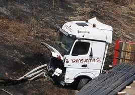 Imagen del camión incendiado en la CL-512, en la rotonda de Aldeatejada